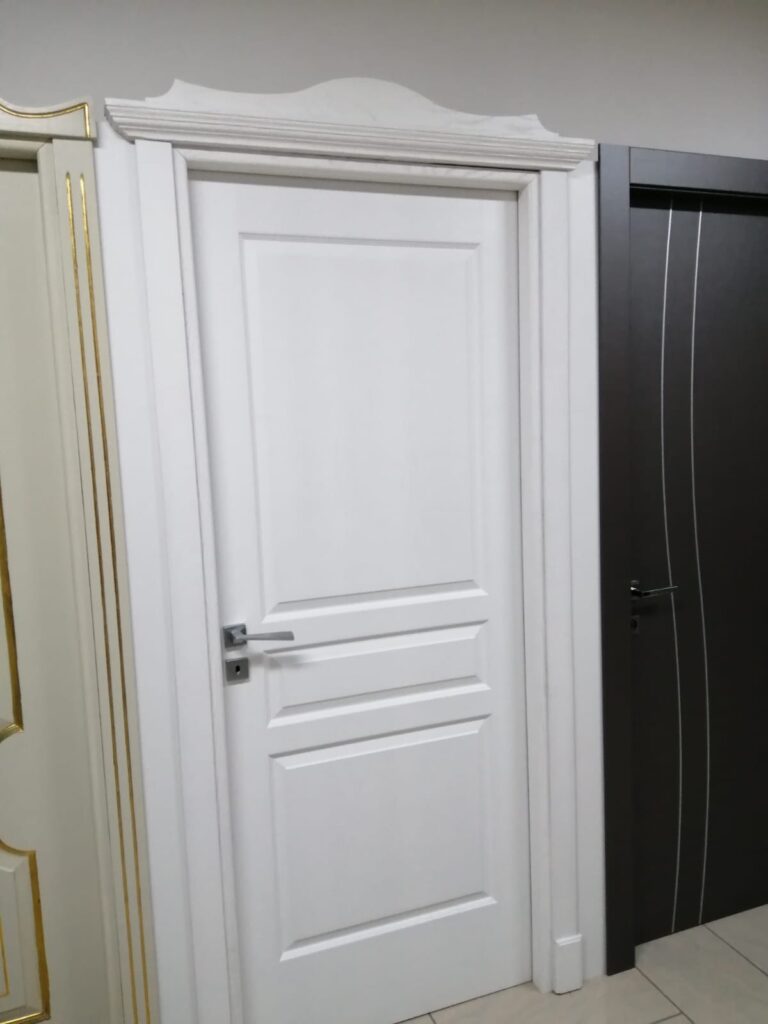 Innentür aus hochwertigem Holz mit natürlicher Maserung, ideal für klassische und moderne Wohnräume – langlebig und stilvoll
