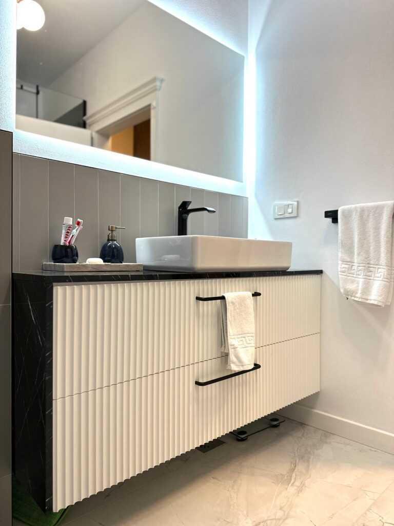Hochwertige Badezimmermöbel mit modernem Design, ideal für stilvolle und funktionale Badezimmer.