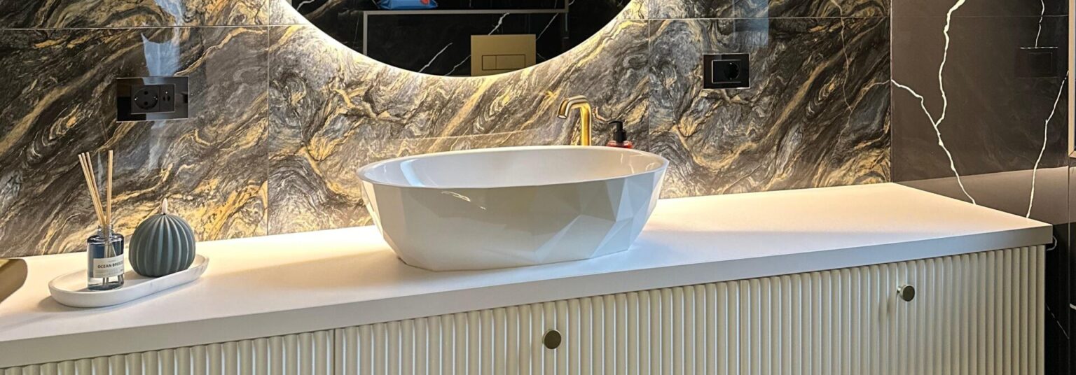 Hochwertige Badezimmermöbel mit modernem Design, ideal für stilvolle und funktionale Badezimmer.