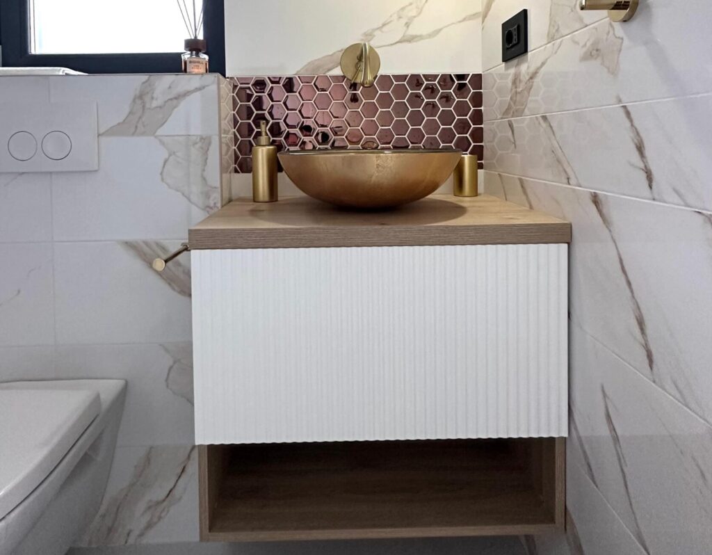 Hochwertige Badezimmermöbel mit modernem Design, ideal für stilvolle und funktionale Badezimmer.