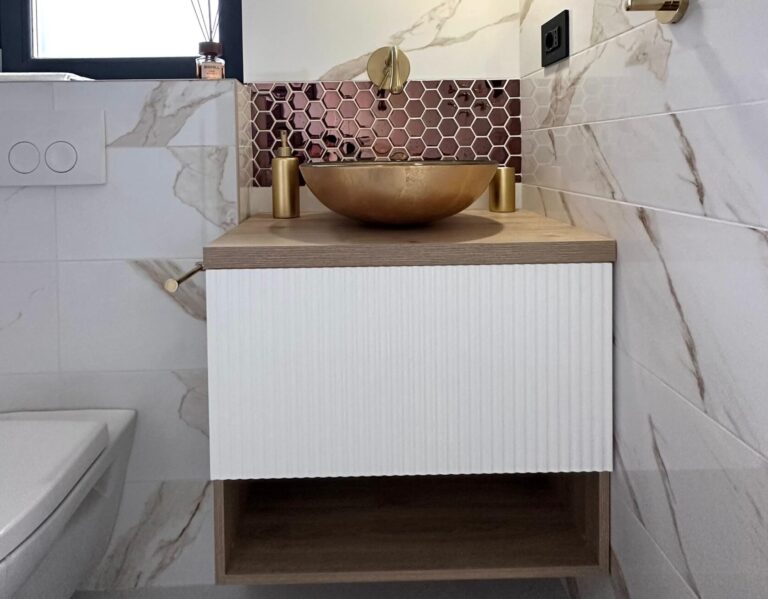Hochwertige Badezimmermöbel mit modernem Design, ideal für stilvolle und funktionale Badezimmer.