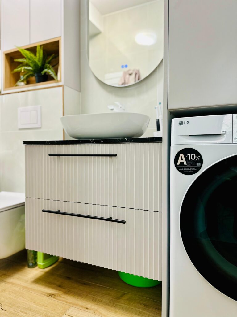 Hochwertige Badezimmermöbel mit modernem Design, ideal für stilvolle und funktionale Badezimmer.