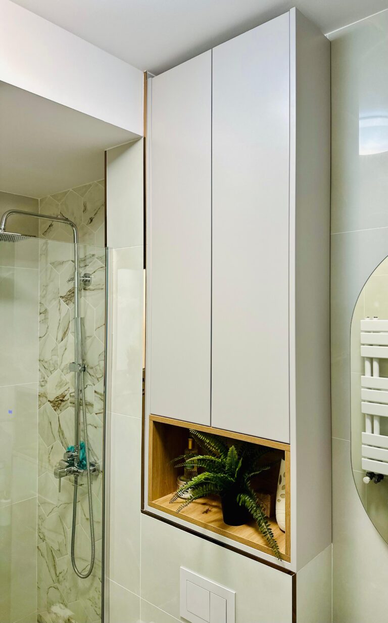 Hochwertige Badezimmermöbel mit modernem Design, ideal für stilvolle und funktionale Badezimmer.