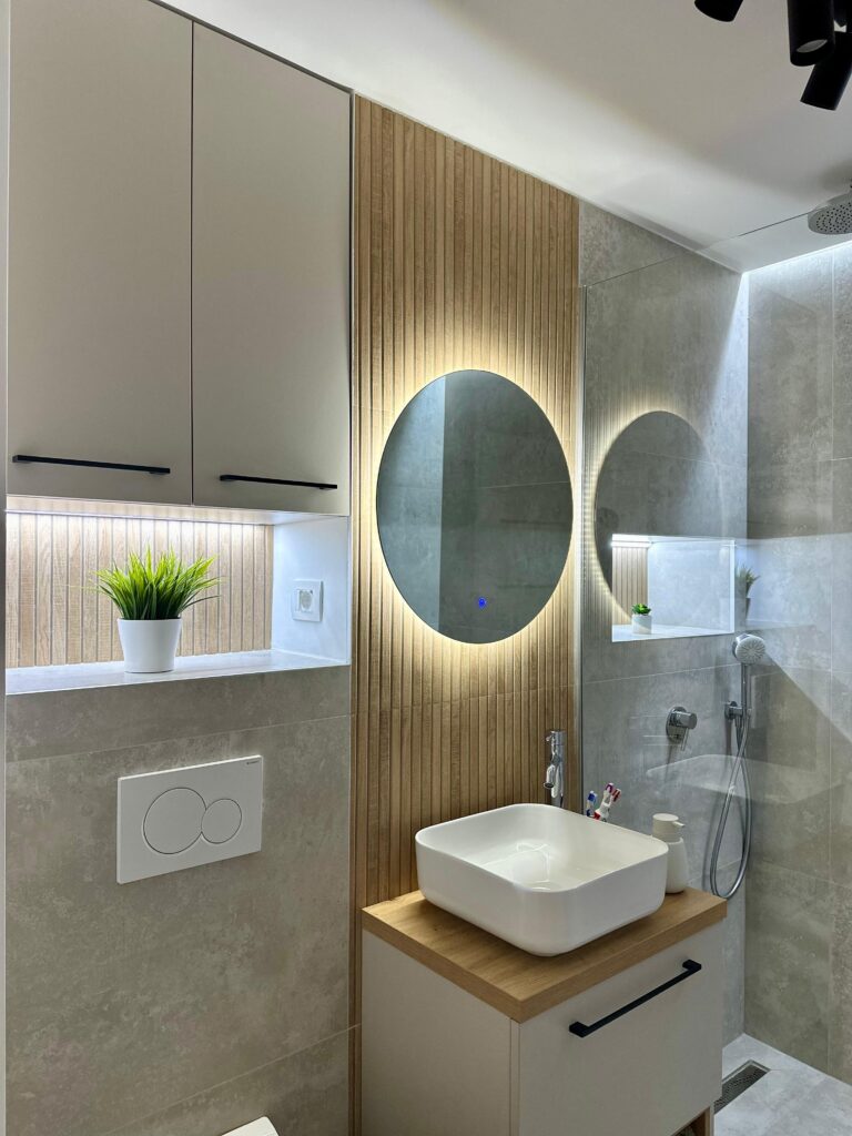 Hochwertige Badezimmermöbel mit modernem Design, ideal für stilvolle und funktionale Badezimmer.